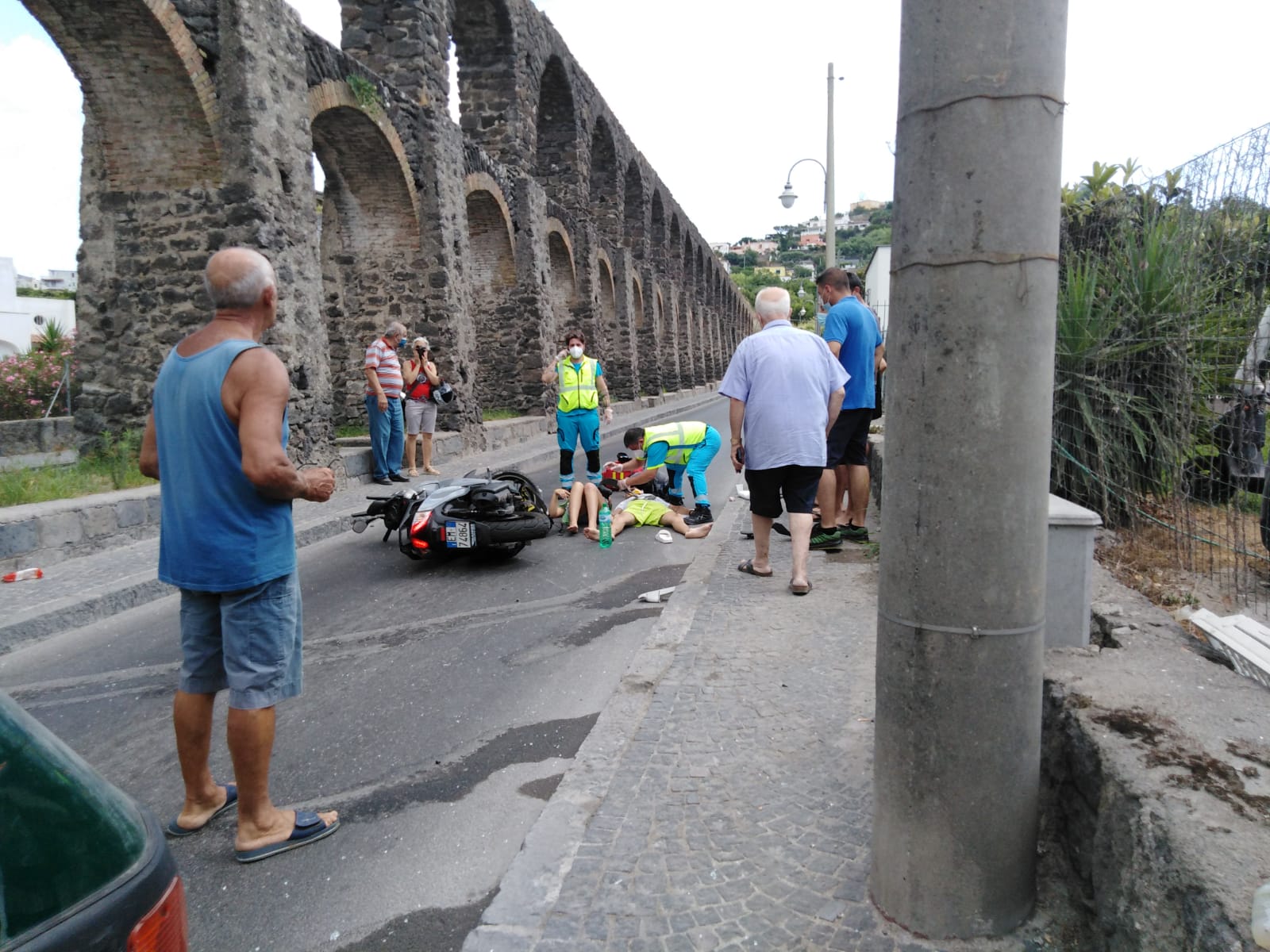 PAURA AI PILASTRI DUE GIOVANI COINVOLTI IN UN INCIDENTE STRADALE