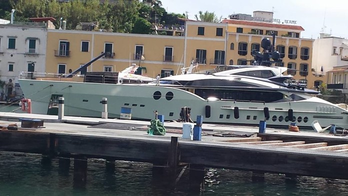 mega yacht a ischia